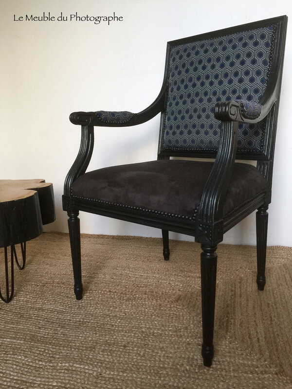 Un fauteuil ancien entièrement restauré bleu et noir - Barbatruc et récup