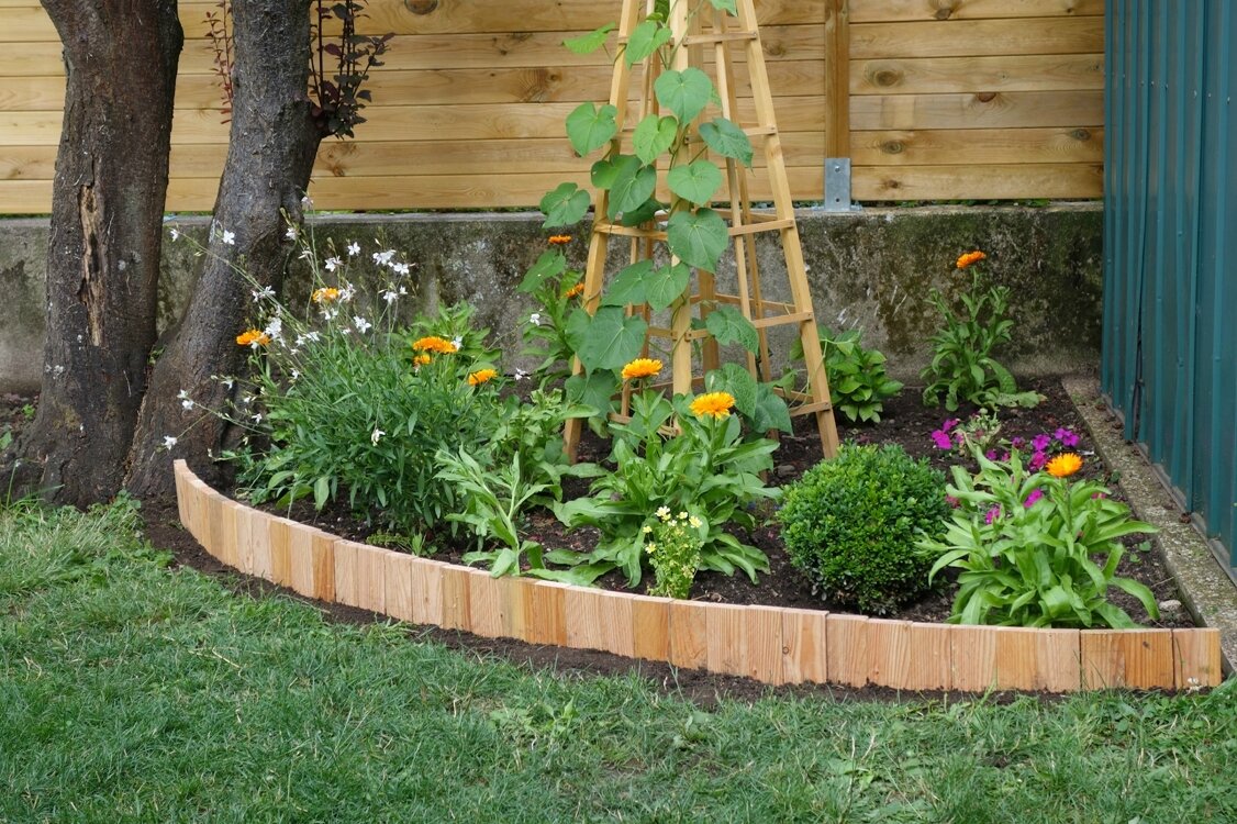 Tutoriel comment choisir et poser une bordure de jardin pour une bande de  propreté