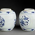 Paire de jarres à gingembre godronnées en porcelaine bleu et blanc. chine, époque kangxi