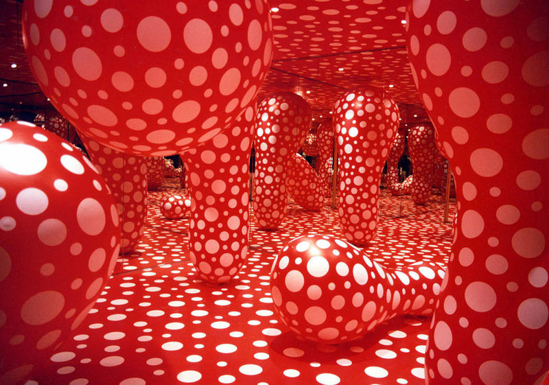 Une statue monumentale de Yayoi Kusama sur la boutique Louis