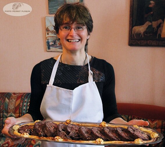 Repas_Bonnefous_16_nov_2015_Francoise_presentant_le_lievre_a_la_Royale