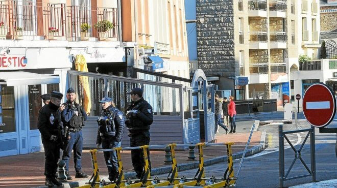 de-nombreux-policiers-des-plots-en-beton-le-long-du_4504486_660x370