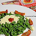 Tagliatelles à la spiruline et servies aux couleurs de l'italie, végétarien