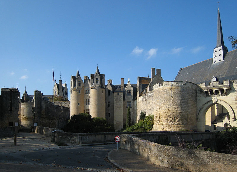 800px-Castle_Montreuil_Bellay_2007_01