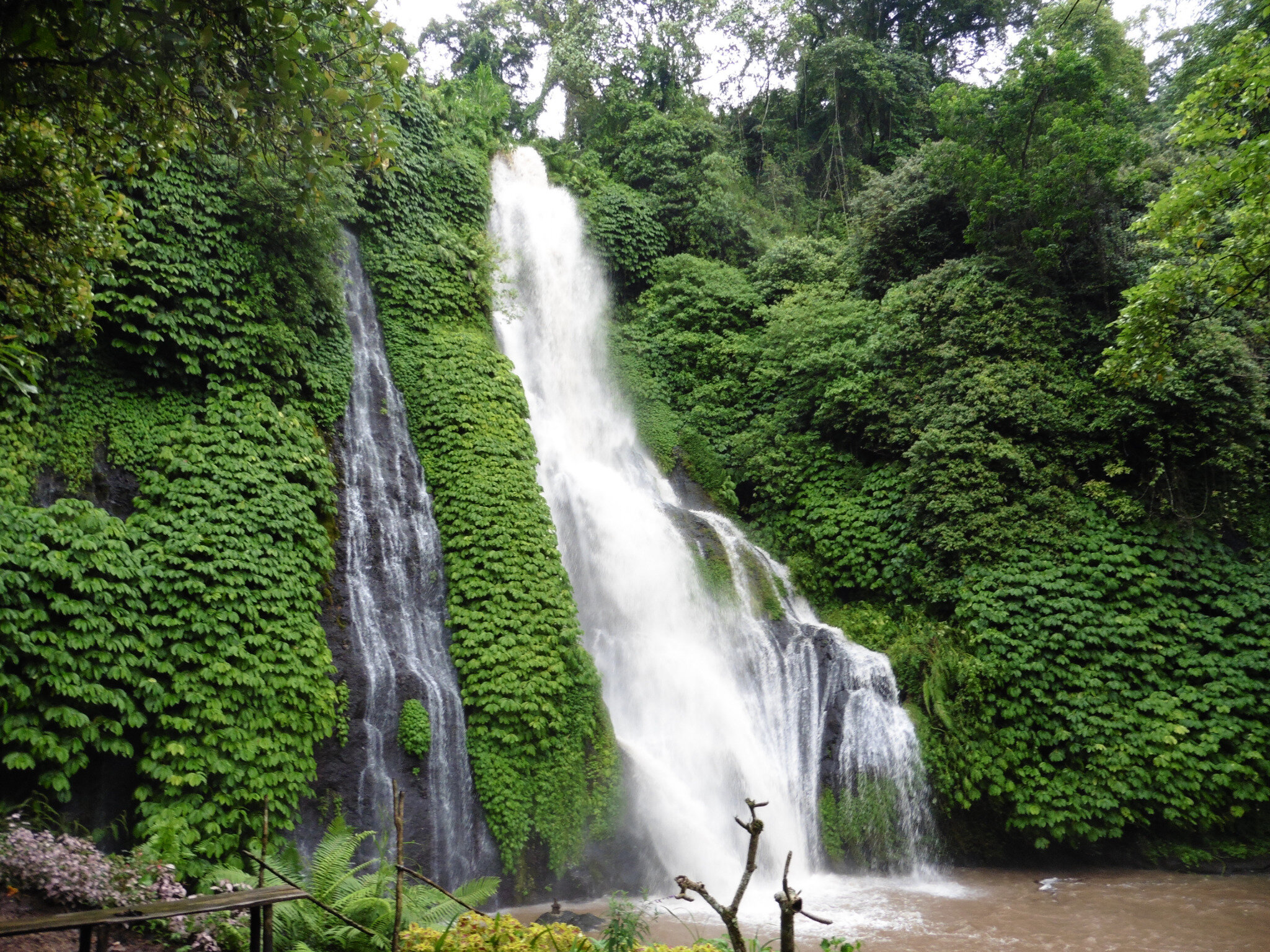  CASCADE BANYUMALA  Tour du monde  partager M C