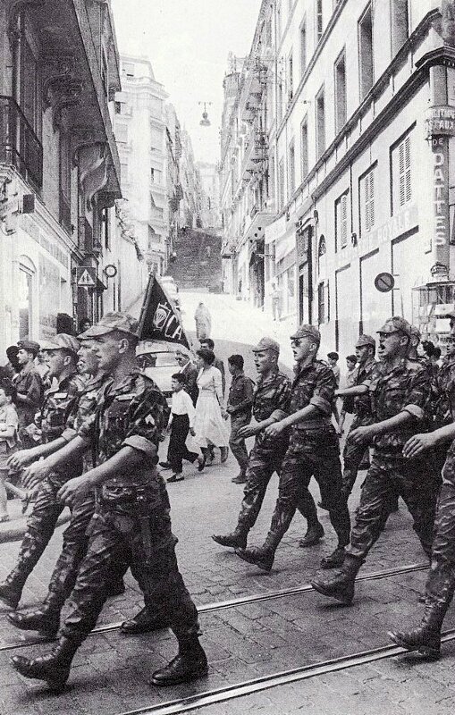 1957-parachutistes francais dans Alger