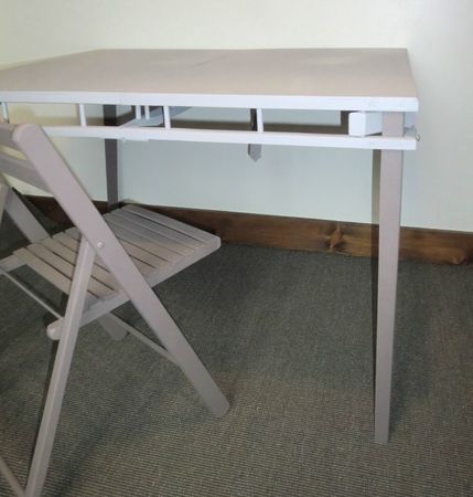 ORIGINALE TABLE PLIANTE ENFANT AVEC 2 CHAISES GRIS ET TAUPE - atelier  Darblay - le meuble d'à côté