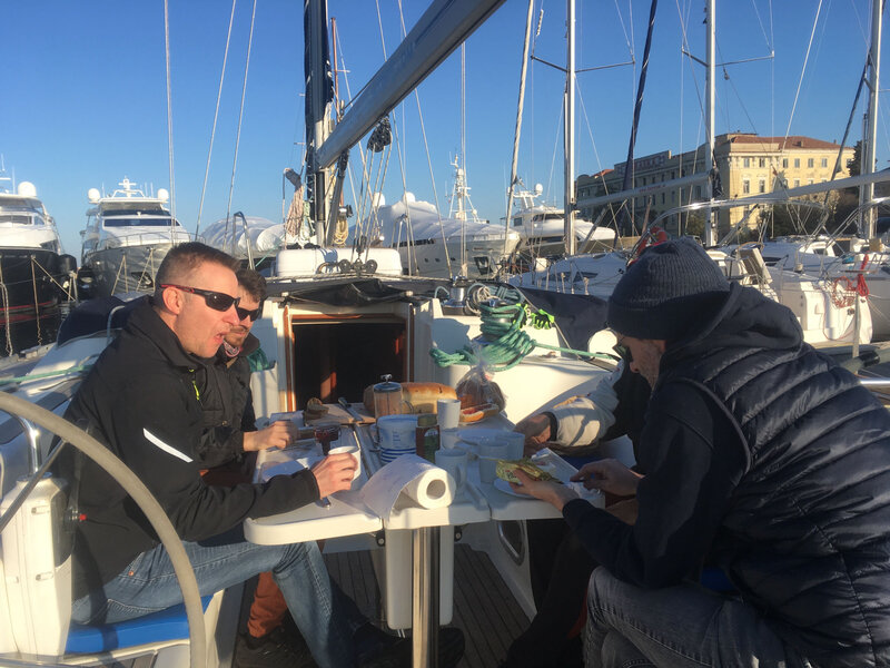 Zadar, petit déjeuner dans le cockpit du Quint II, 8 mars 2020