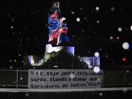 Santa_Reivindicando_pelos_Servidores