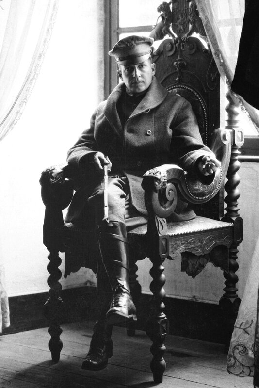 Douglas_MacArthur,_Army_photo_portrait_seated,_France_1918