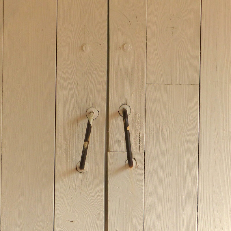 A PORTE FENETRE GRANDE GRILLES VASQUES FLEURS a placer30