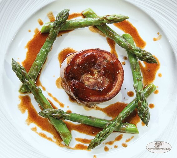 Porcelet_noir_farci_et_asperges_vertes_La_Table_d_Armandie_de_Michel_Dussau_a_Agen_47