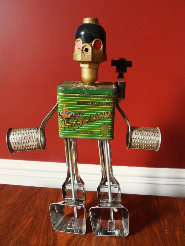 Robot en bois brut recyclé Le couturier