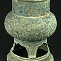 Vase tripode en bronze à superbe patine bleue. vietnam, culture dông son 1500-1000 av. j.c.