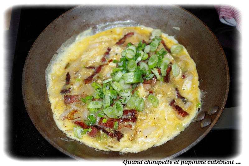 omelette aux oignons nouveaux et lardons-137