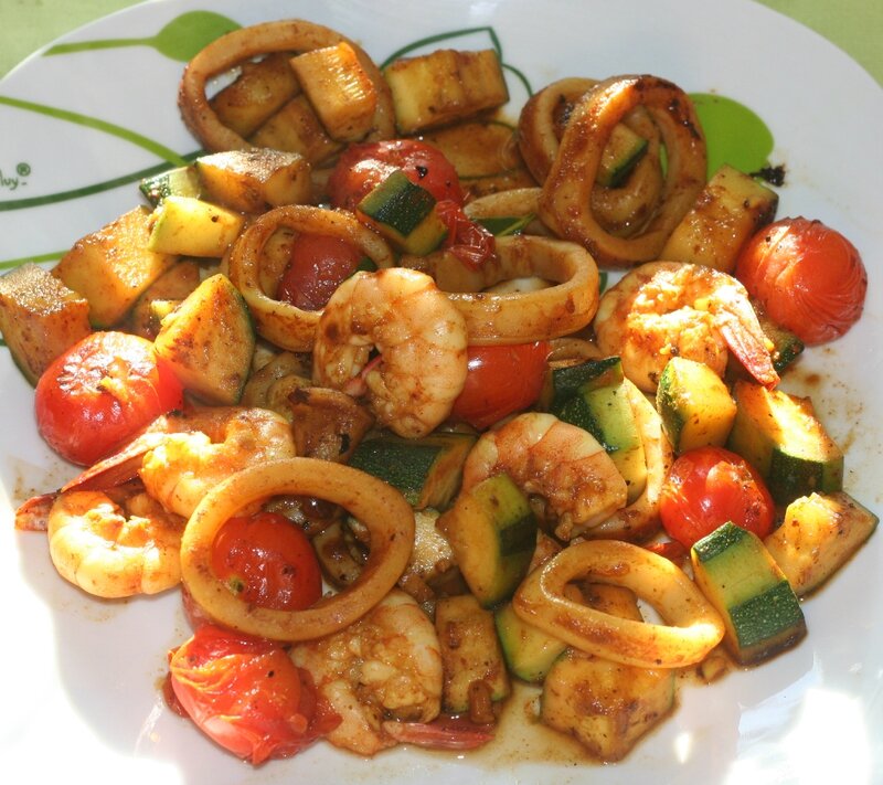 Encornet, gambas, courgette, tomates cerises marinés à la plancha ...