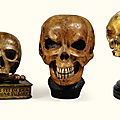 Deux crânes et un memento mori en bois polychrome et bois doré, Italie, XVIIe-XVIIIe siècle