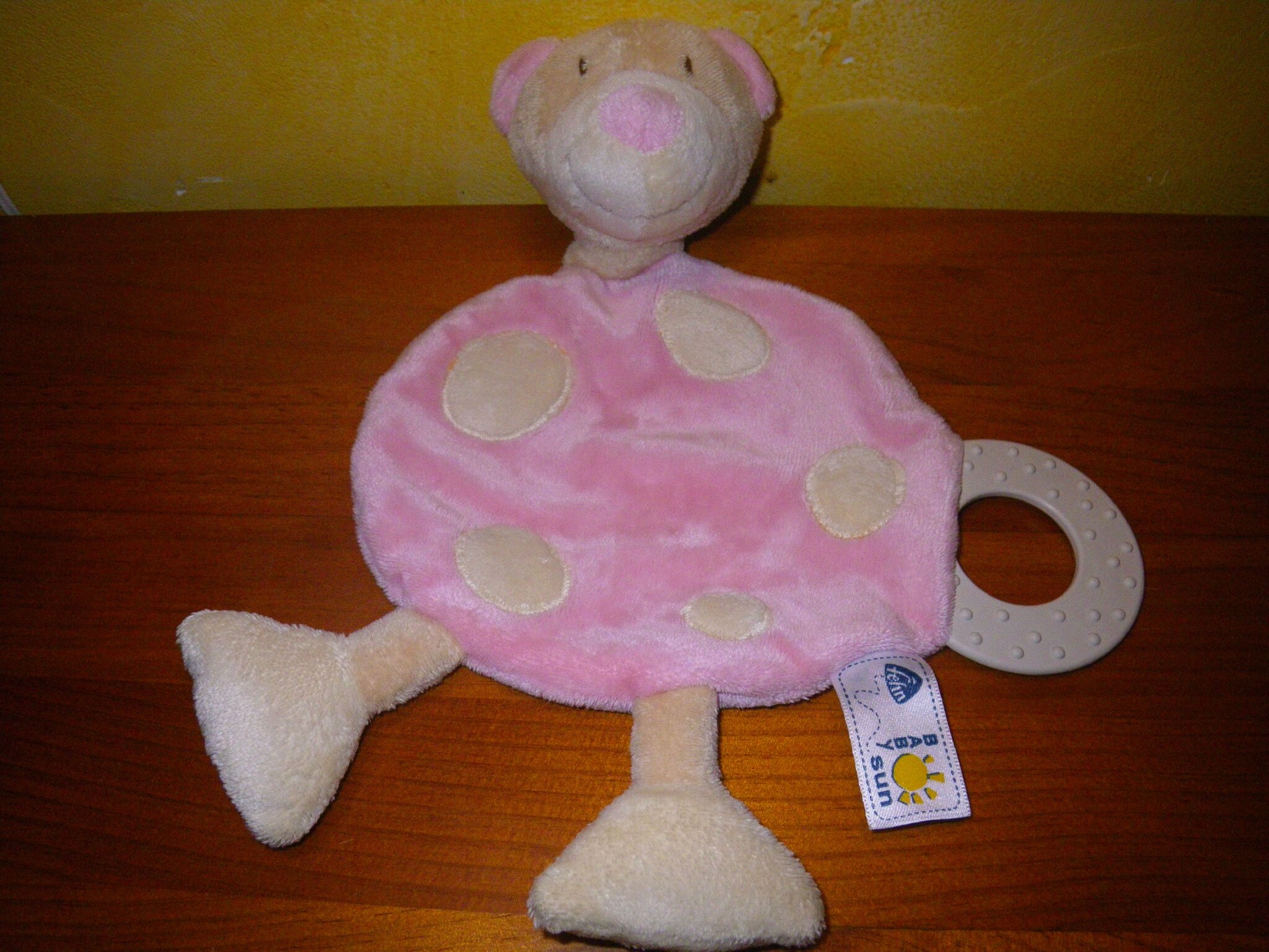 ours marque Babysun, doudou plat rose ronds beige clair, avec anneau de dentition. hochet dans la tête