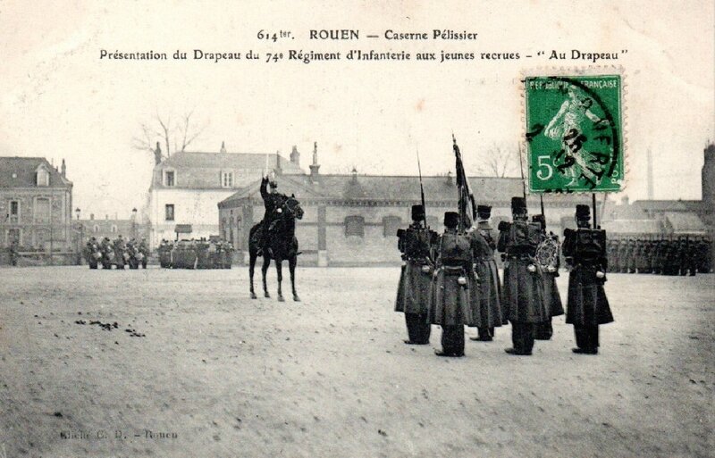 Rouen caserne Pélissier, Présentation du drapeau du 74e régiment d'infanterie aux jeunes recrues -Au Drapeau (Cliché C.D. Rouen)