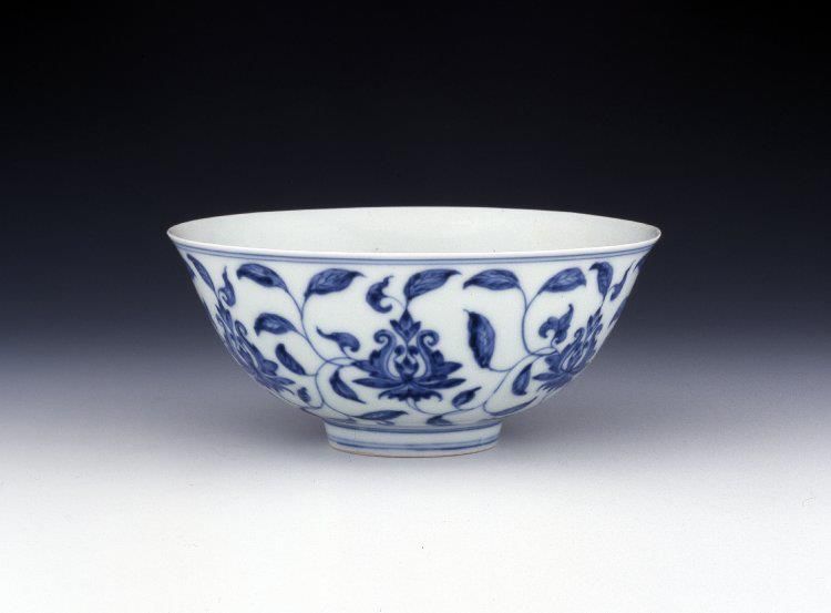 Porcelain 'palace bowl' with underglaze blue decoration. Ming dy