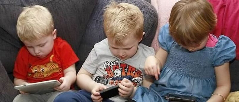 enfants-tablettes-e28093-smartphones-2