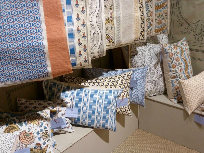 mo-01-2015-antoinette-poisson-coussins-papiers-imprimes