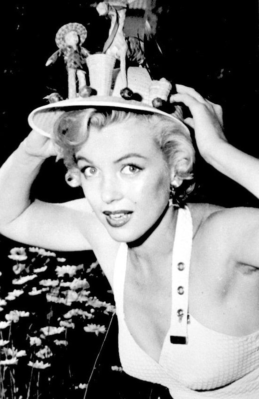 1951-04-MM_in_white_dress-hat-easter_bonnet-1