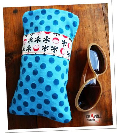 etui a lunette bleu à pois et bande psyche blanche pho