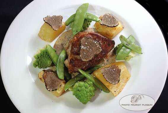 Grenadin_de_VEAU_a_la_truffe_d_ete_pois_gourmands_et_chou_romanesco_par_Rodo^he_Junis_La_Table_des_Vignerons_a_Trausse_Minervois_11