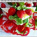 Sandwich d'été: tomates, mozzarella, fraises, basilic et roquette.....
