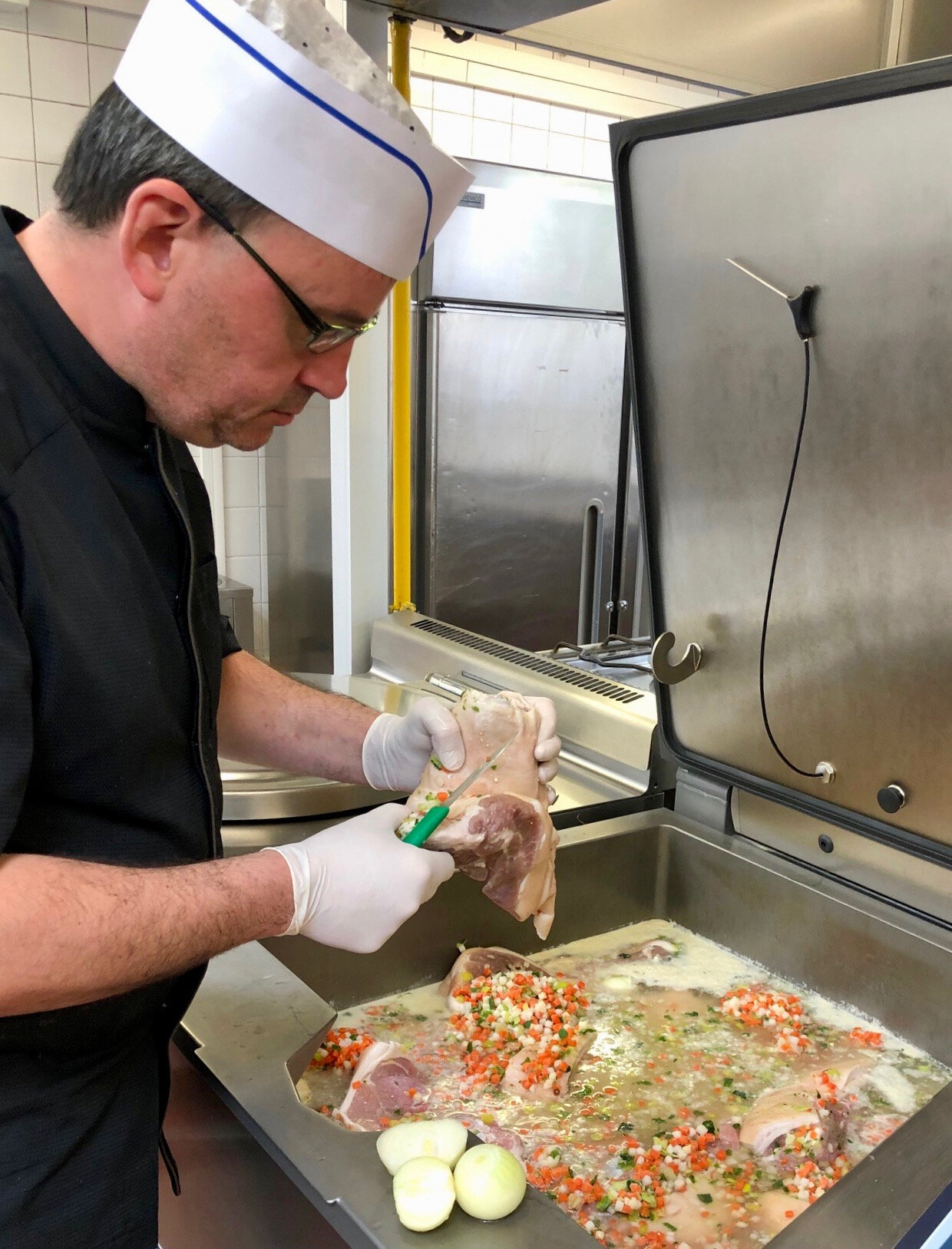 LA CUISINE DU TERROIR PRIVILÉGIÉE AVEC HIER UN JARRET AU BOUILLON AVEC