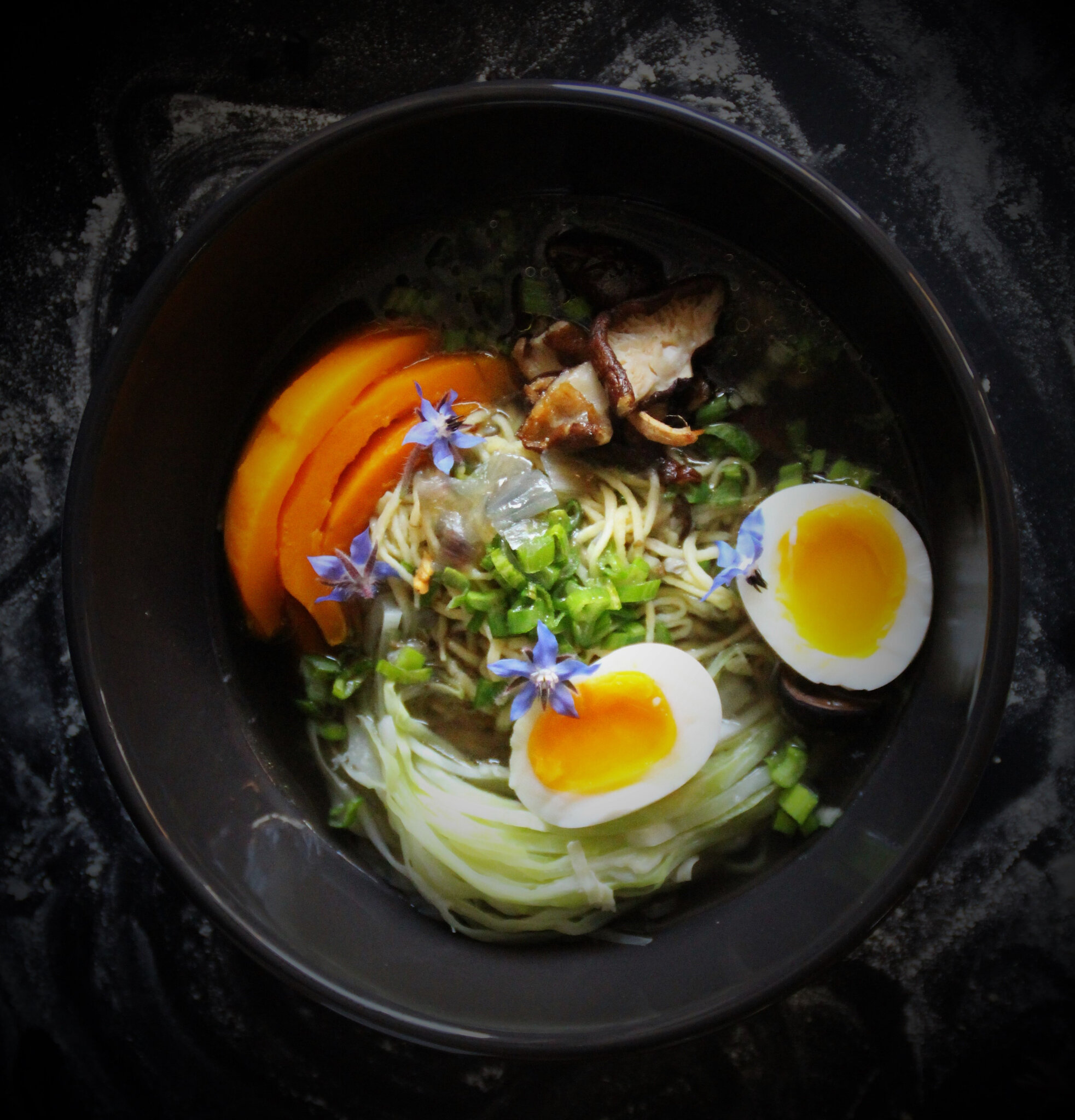 Ramen Alsaciens Bouillon aux champignons, nouilles alsaciennes, légumes