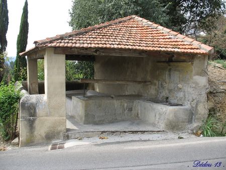 20_FONTAINE_ET_LAVOIR_DANS_LA_RUE_DE_L4AUBE