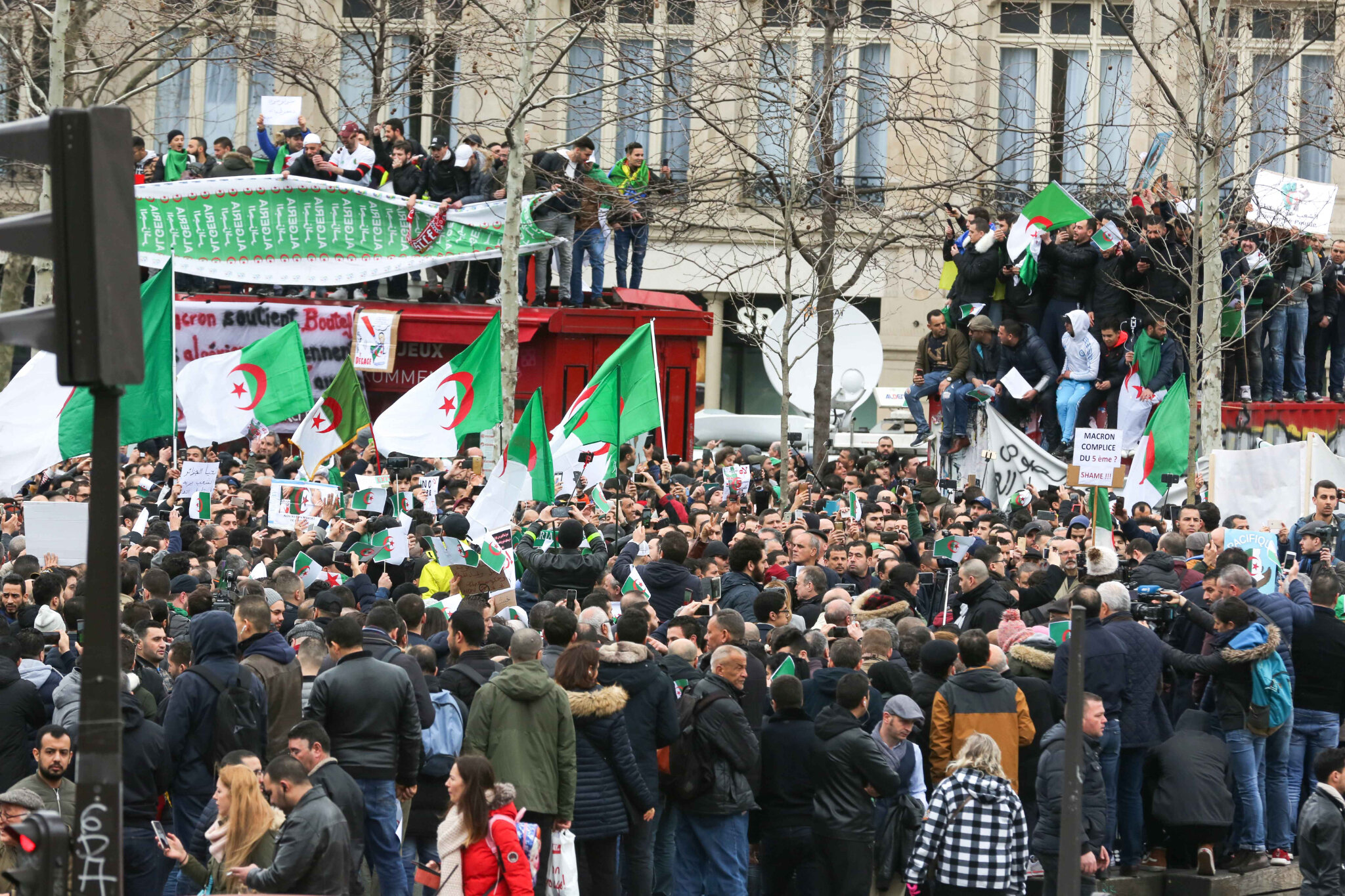 À Paris, la diaspora algérienne manifeste contre un 5e mandat de Bouteflika. © Michel Stoupak. Dim 03.03.2019, 12h40m35.