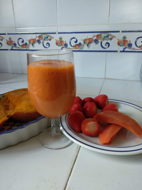 Smoothie de fraises à la mangue et à la papaye