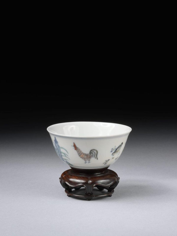 Cup decorated in underglaze blue and overglaze enamels in doucai style, China, Ming dynasty, Chenghua mark and period (1465-1487)