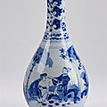 Nevers. vase piriforme en faïence à décor en camaïeu bleu de chinois, xviième siècle
