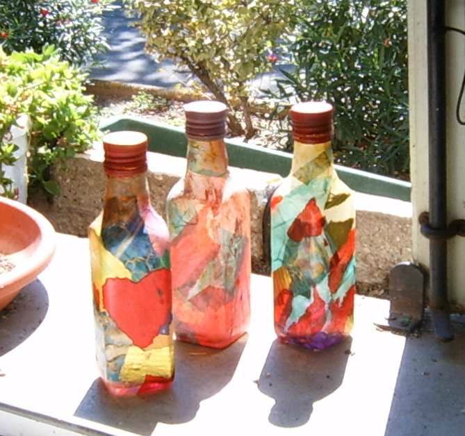 Déchets bouteilles verre décorées avec des chutes de papier - Objet Recyclage récupération